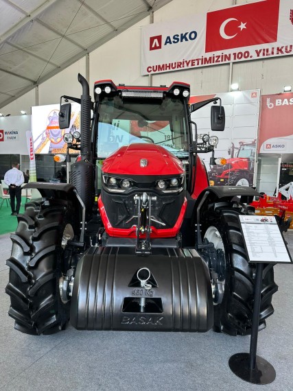 nový traktor Basak 5115