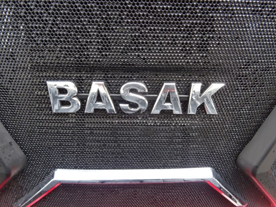 Červený traktor BASAK 5120 znak