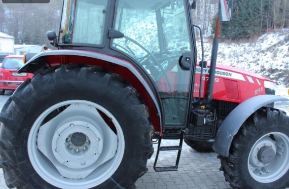 Traktor Massey Ferguson 4709 z levého boku