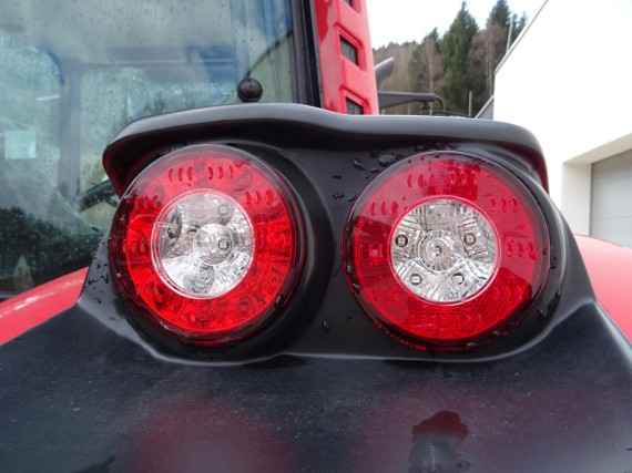Červený traktor BASAK 5120 zadní světla