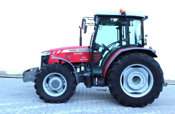 Traktor Massey Ferguson 4709 z boku