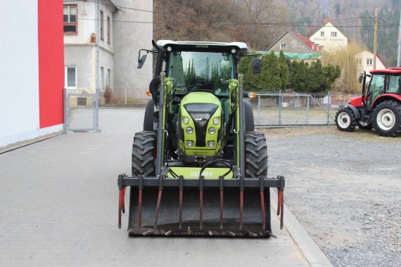 Traktor CLAAS ATOS 220 ze předu