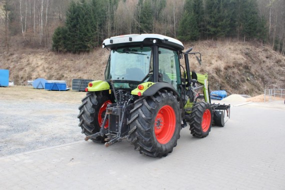 Traktor CLAAS ATOS 220 z pravého zadního boku