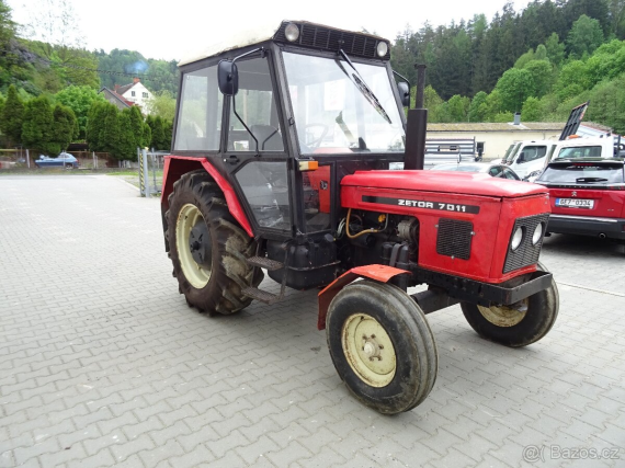 Traktor ZETOR 7011 z levého předního boku