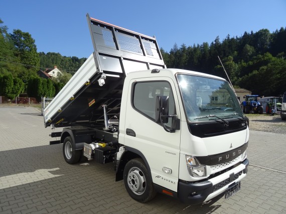 FUSO 3C15 z levého předního boku (zvedlá nástavba)