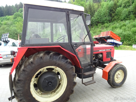 Traktor ZETOR 7011 z boku (2)
