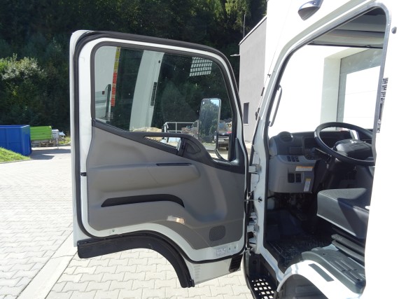 FUSO 3C15 přední dveře1