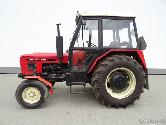 Traktor ZETOR 7011 z boku