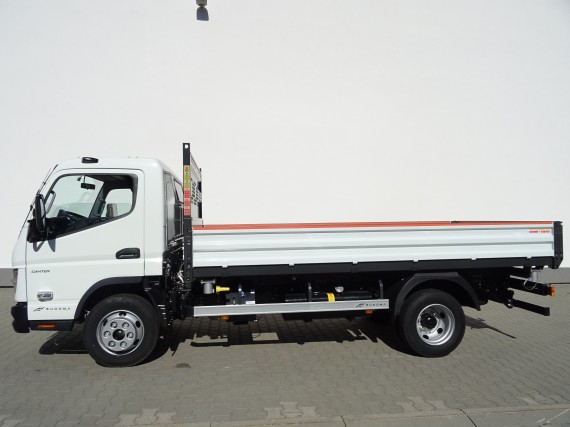 FUSO 7C18 z boku