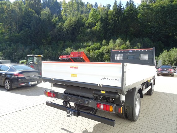 FUSO 7C18 z pravého zadního boku