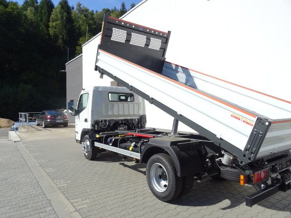 FUSO 7C18 z levého zadního boku (zvedlá nástavba)