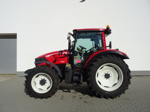 Červený traktor BASAK 5120 (z boku)