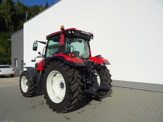 Červený traktor BASAK 5120 (z levého boku)