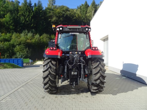 Červený traktor BASAK 5120 (ze zadu)