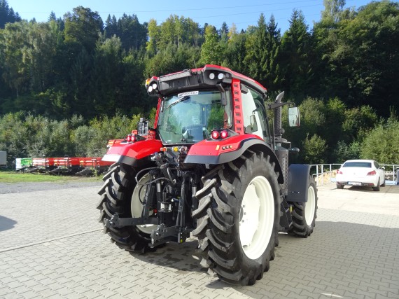 Červený traktor BASAK 5120 (z pravého boku)