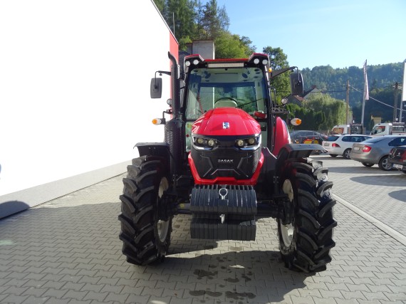 Červený traktor BASAK 5120 (ze předu)