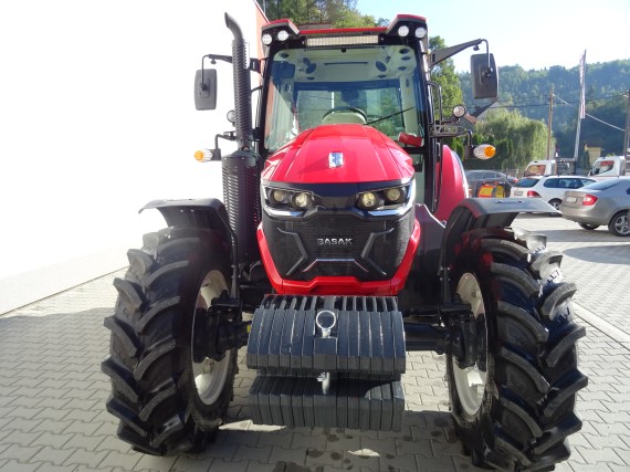 Červený traktor BASAK 5120