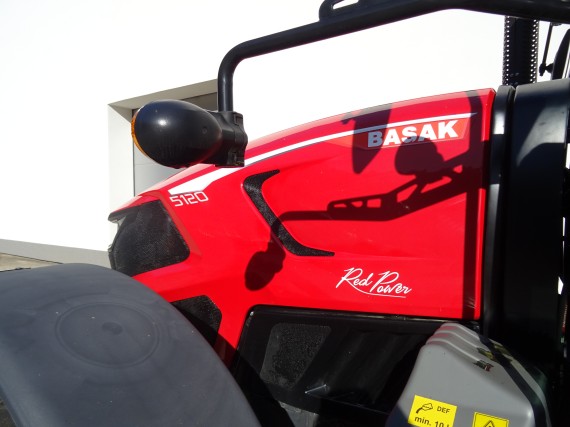 Červený traktor BASAK 5120 (kapota)