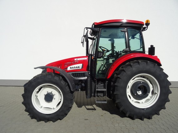 Traktor BASAK 2110 z boku