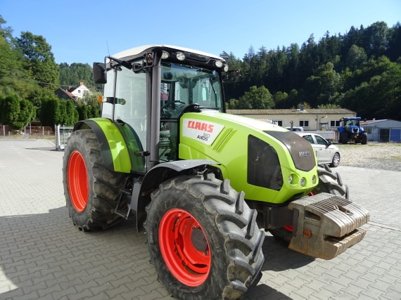 Traktor CLAAS AXOS 310 z levého předního boku