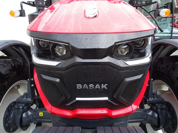 Červený traktor BASAK 5120 přední maska