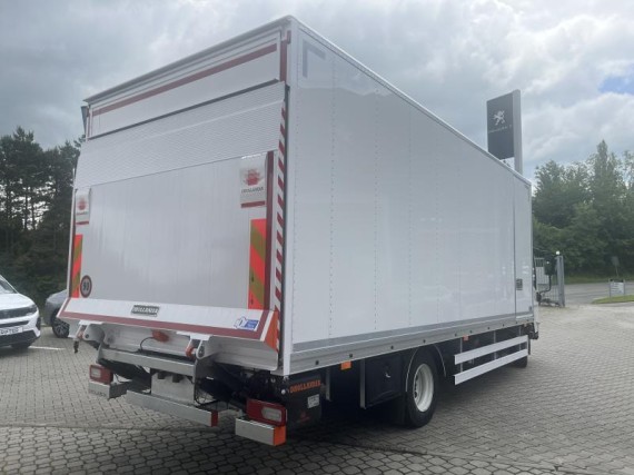 Isuzu M30 5,2L MAN6, skříň a čelo (foto 8)