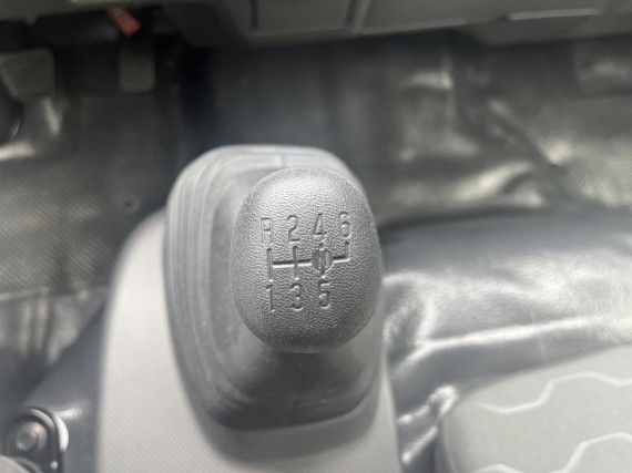 Isuzu M30 5,2L MAN6, skříň a čelo (foto 26)